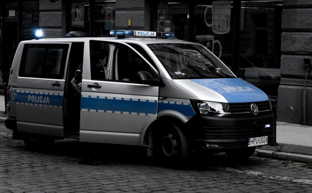 Niewyobrażalna tragedia na poznańskiej ulicy Kaczeńcowej. 45-letni mężczyzna, kierujący samochodem, nie przeżył zderzenia
