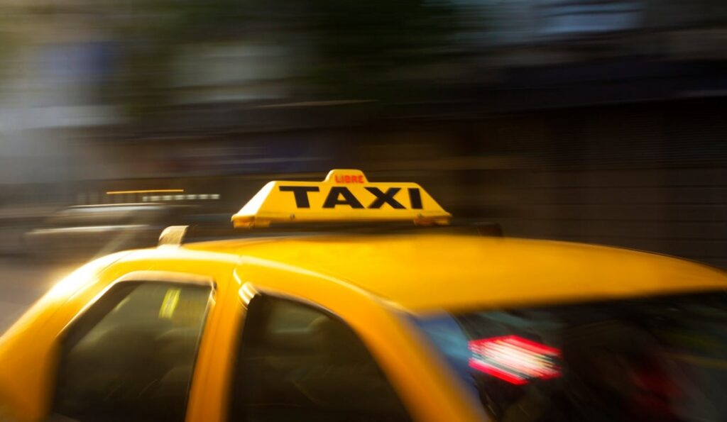 Zmiany w przepisach: Kierowcy taksówek i innych pojazdów przewożących osoby zmuszeni do posiadania polskiego prawa jazdy
