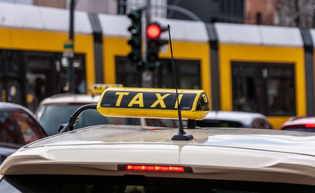 Reckless Driving in Poznań: Taxi Driver Endangers Pedestrians